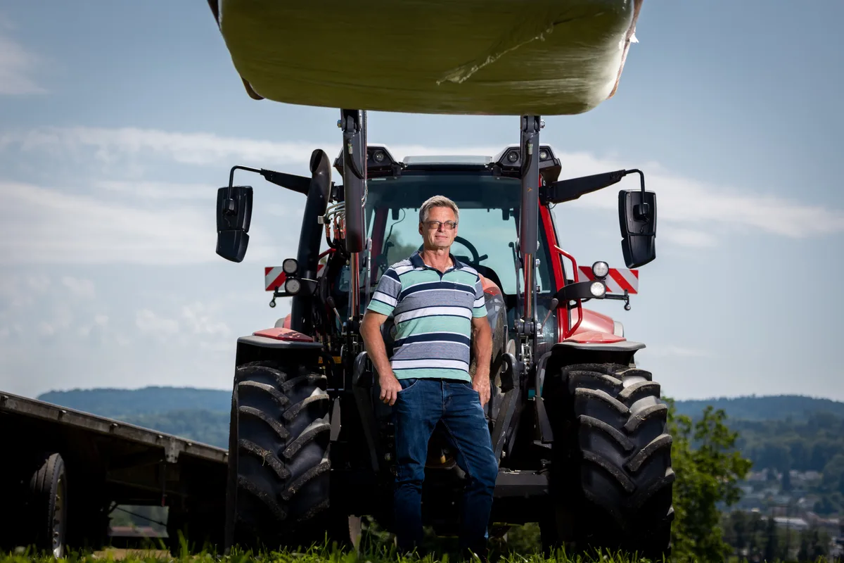 Ein Mann vor einem Traktor